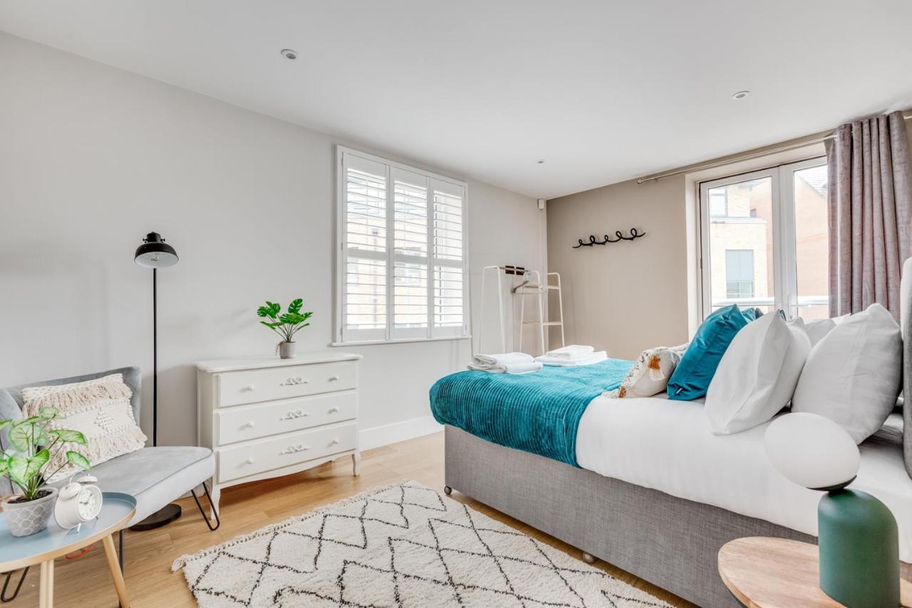 Executive 2 Bedroom Apt City Centre Free Pkg , Wifi By Tent Serviced Apartments Staines-upon-Thames Exterior photo