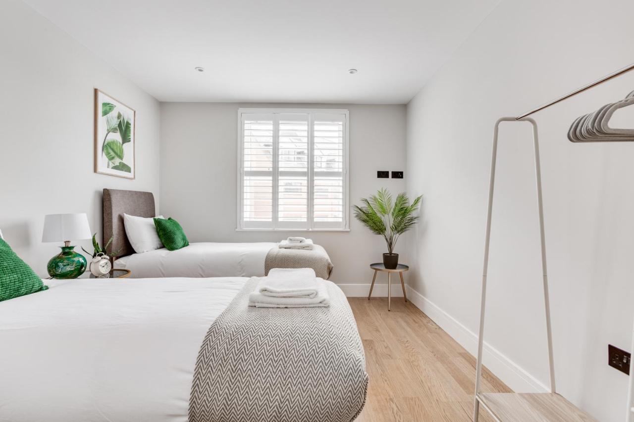 Executive 2 Bedroom Apt City Centre Free Pkg , Wifi By Tent Serviced Apartments Staines-upon-Thames Exterior photo