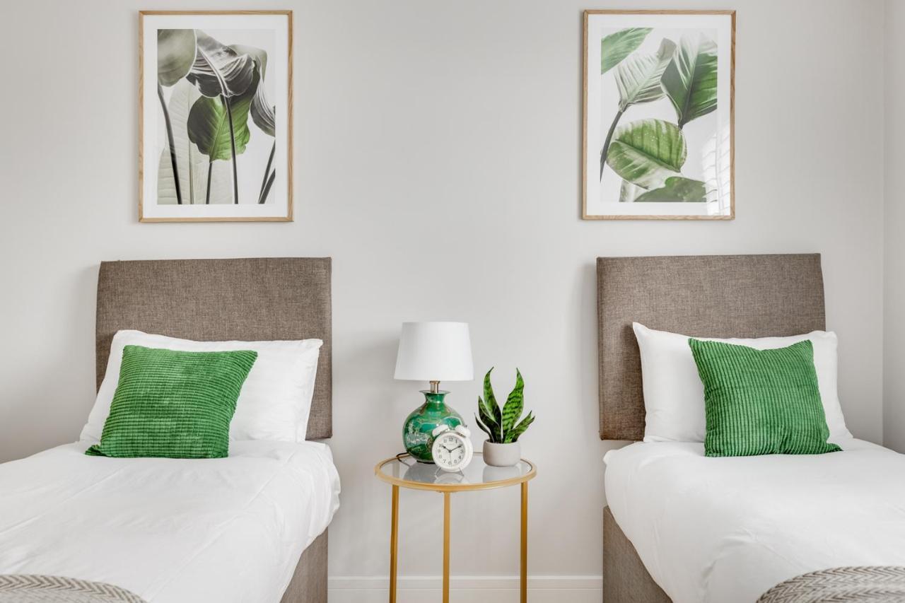 Executive 2 Bedroom Apt City Centre Free Pkg , Wifi By Tent Serviced Apartments Staines-upon-Thames Exterior photo