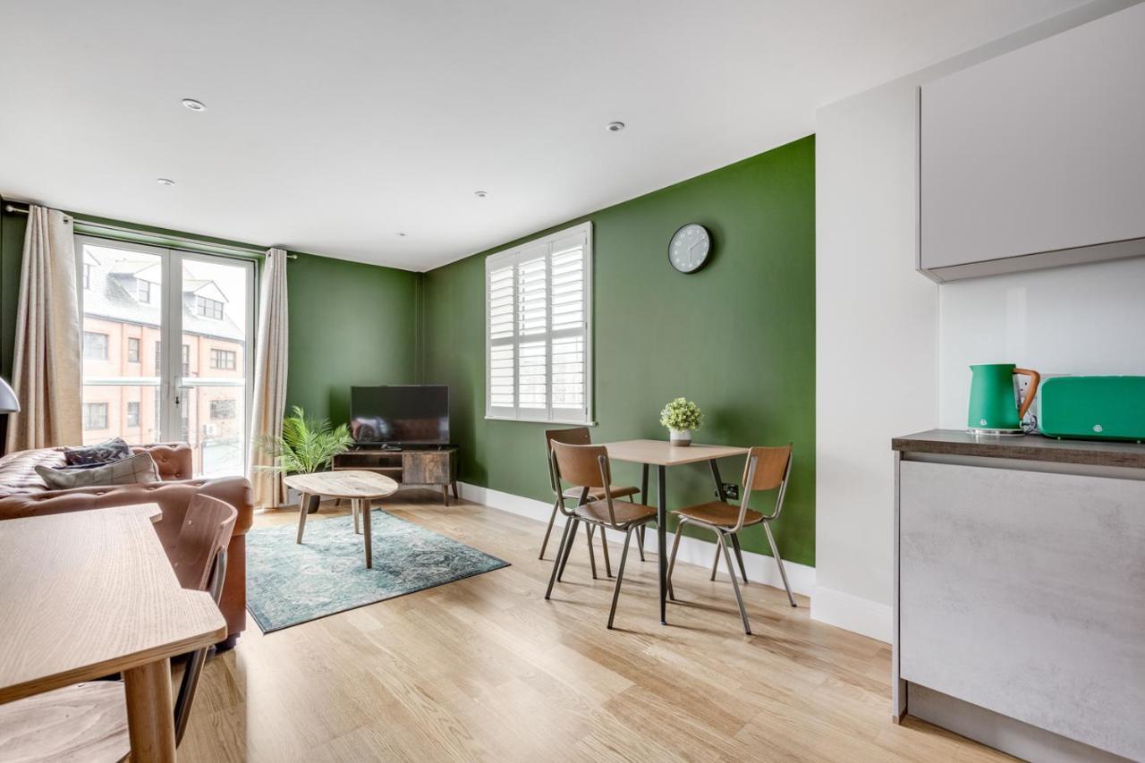 Executive 2 Bedroom Apt City Centre Free Pkg , Wifi By Tent Serviced Apartments Staines-upon-Thames Exterior photo